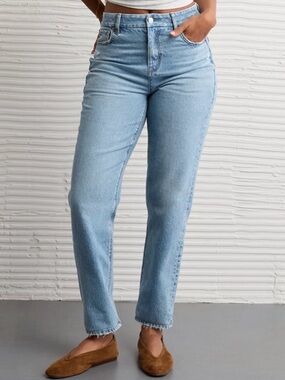 American Eagle Strigid Curvy Mom Jean Size 00 - Blue Breeze